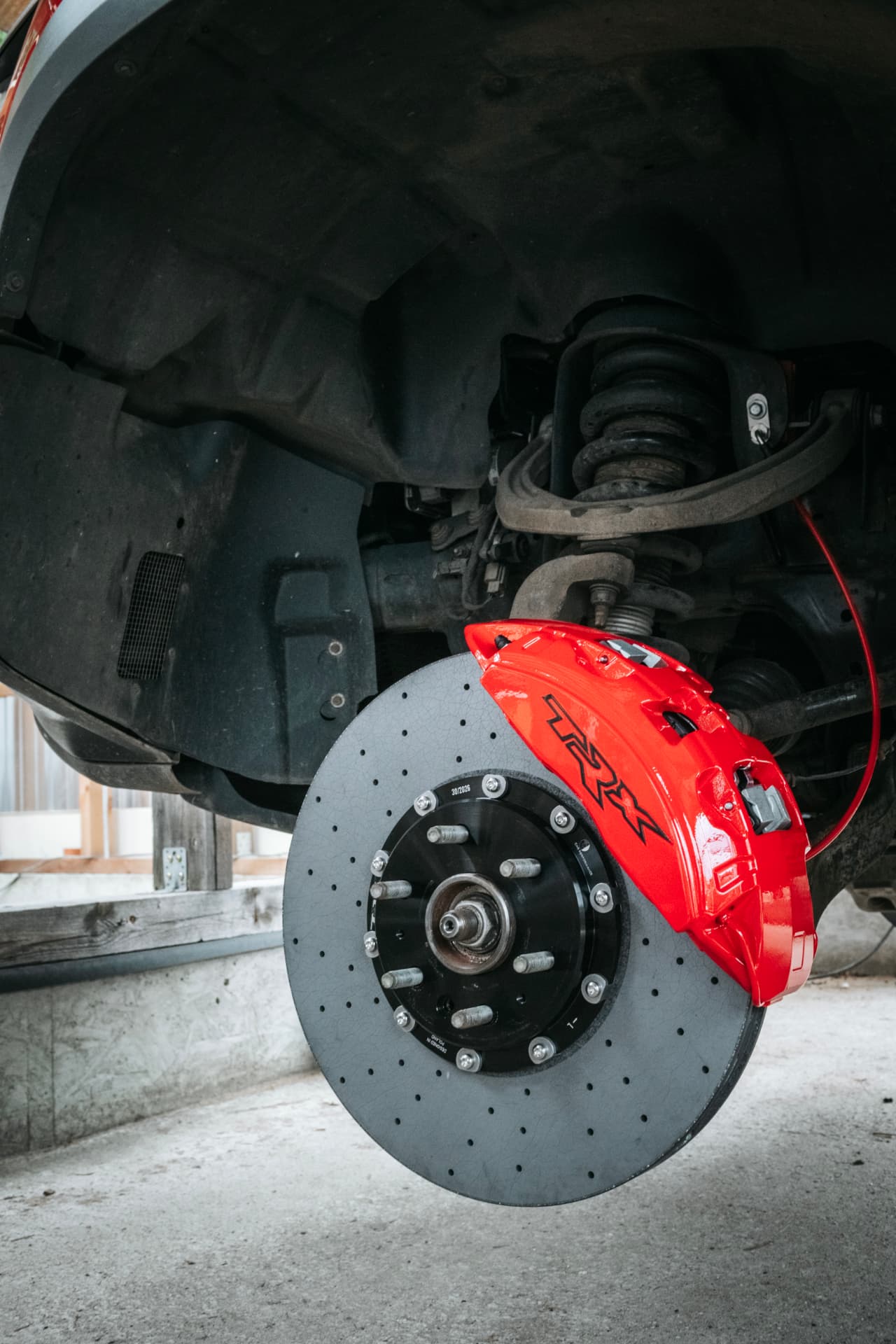 Tarcza ceramiczna z czerwonym zaciskiem TRX — zdjęcie Car-Performance