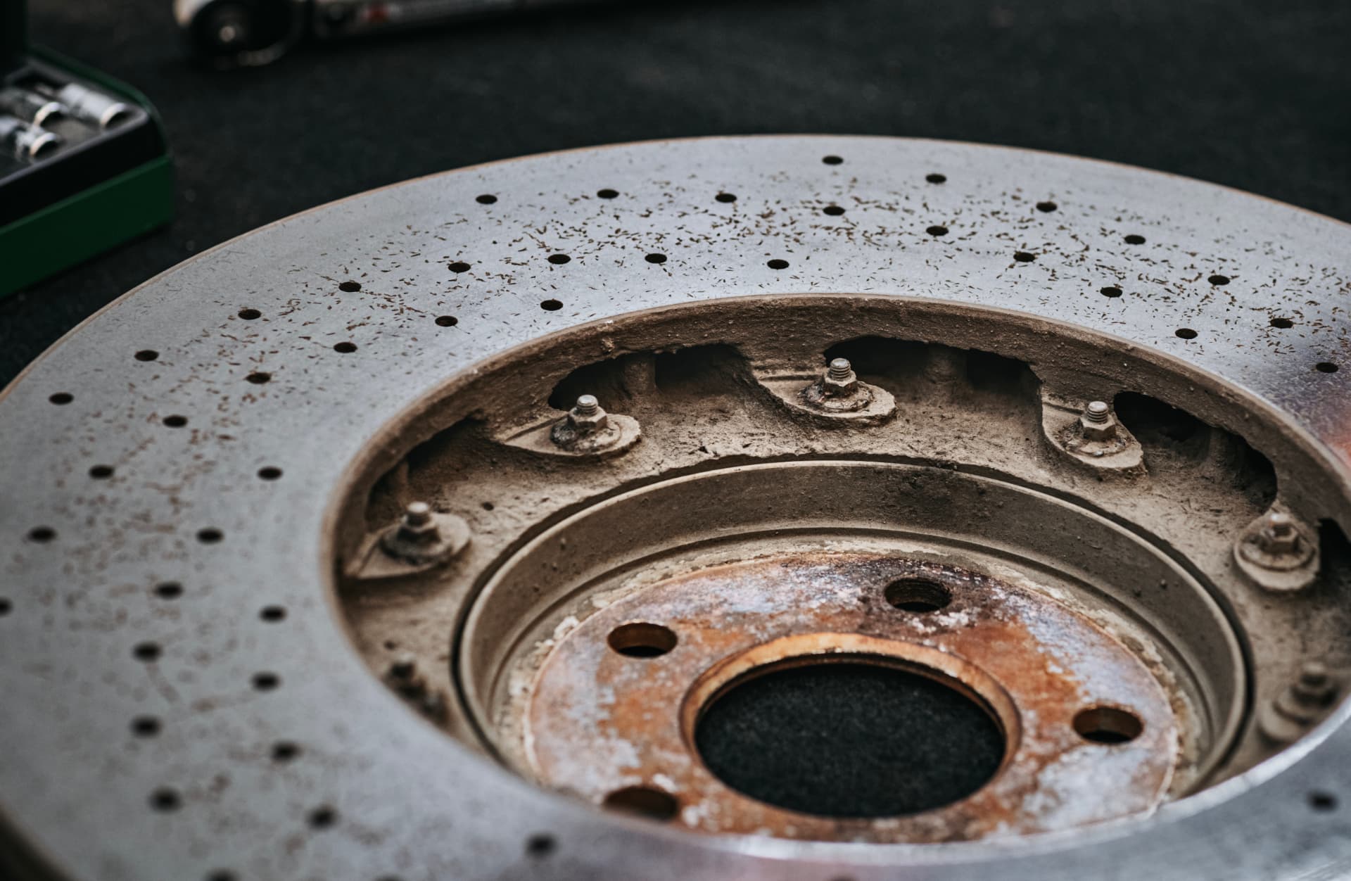 Zużyta powierzchnia ceramicznej tarczy przed regeneracją